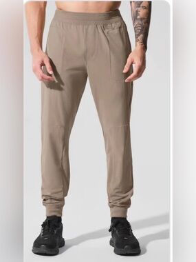 ALO Yoga Men's Joggers in Khaki Taupe